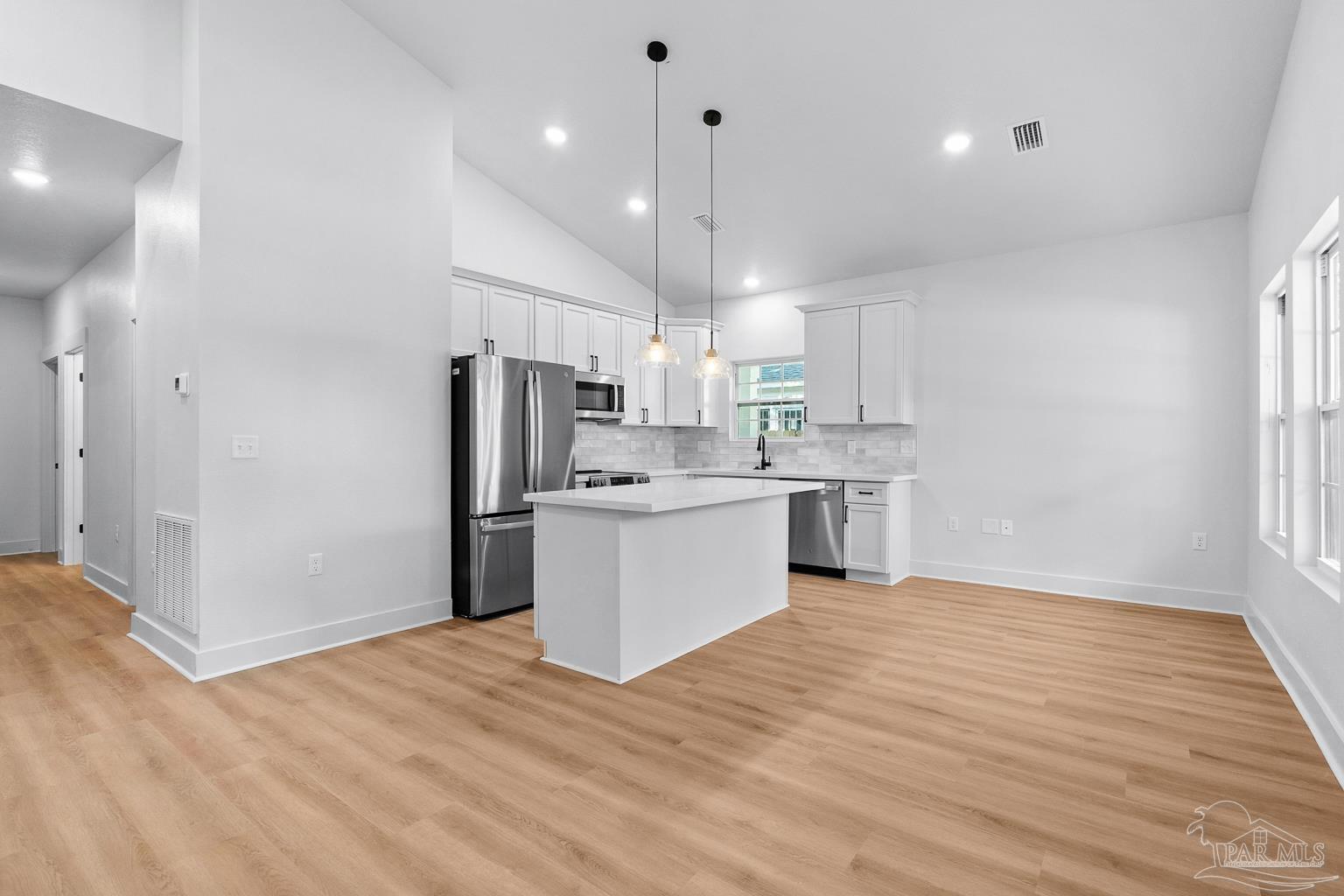 206 W Winthrop Ave