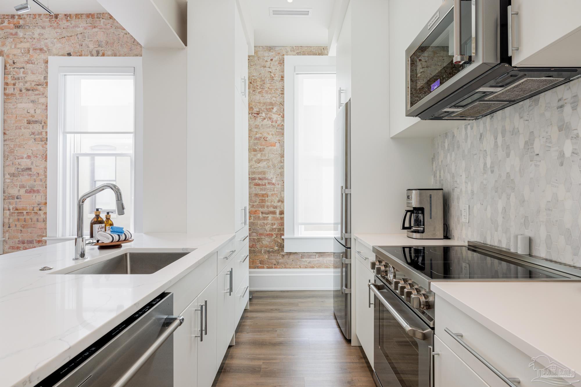 17 S Palafox Pl # 307