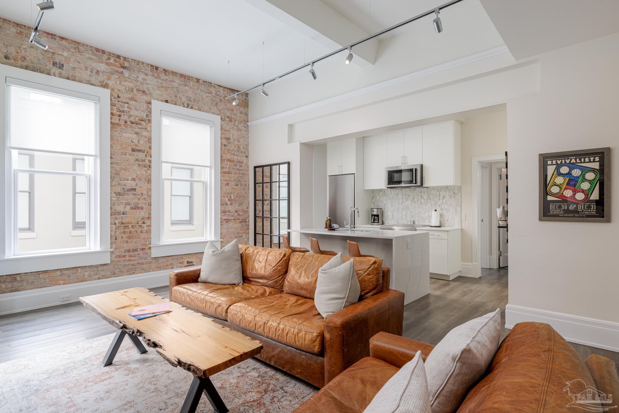 17 S Palafox Pl # 307