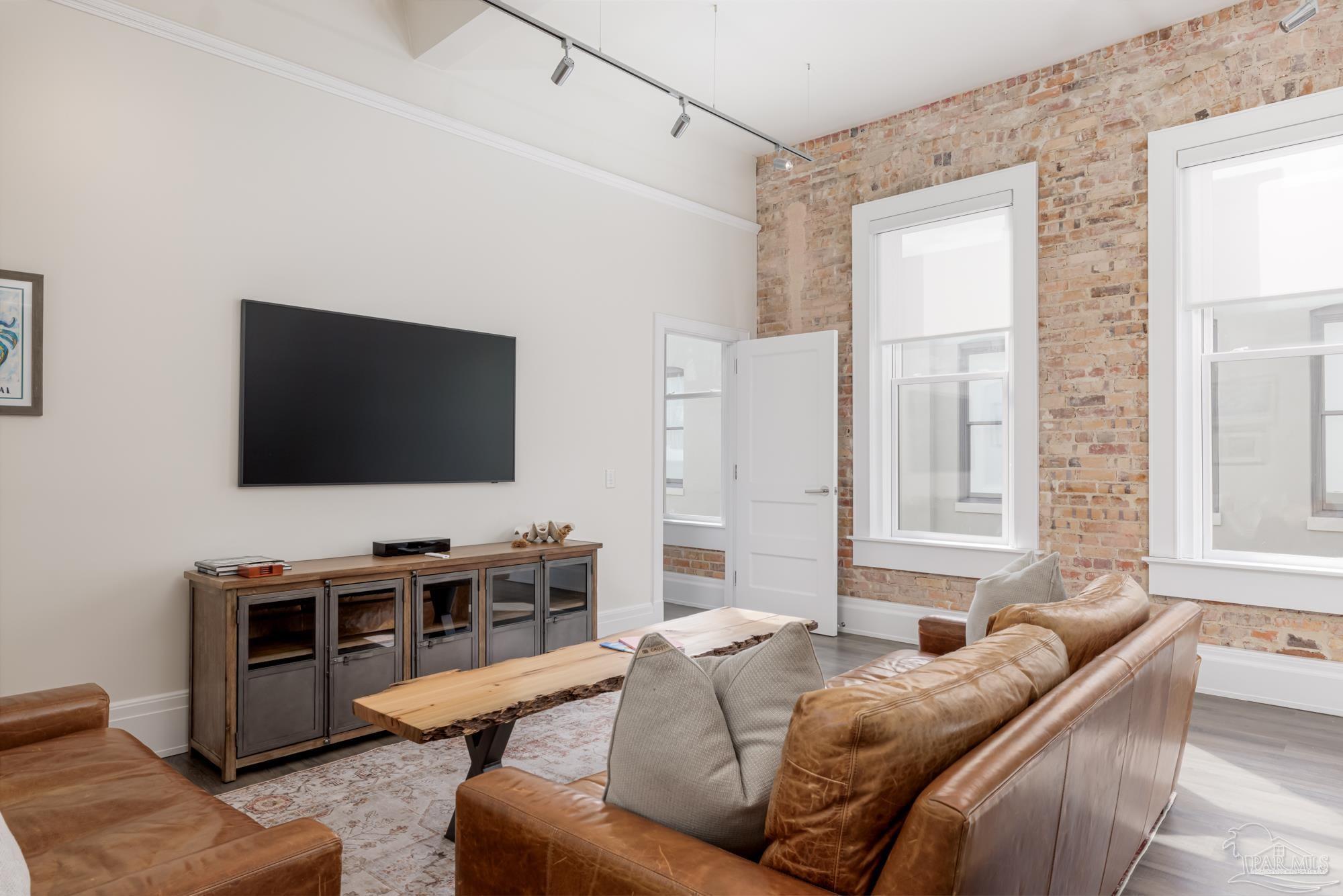 17 S Palafox Pl # 307