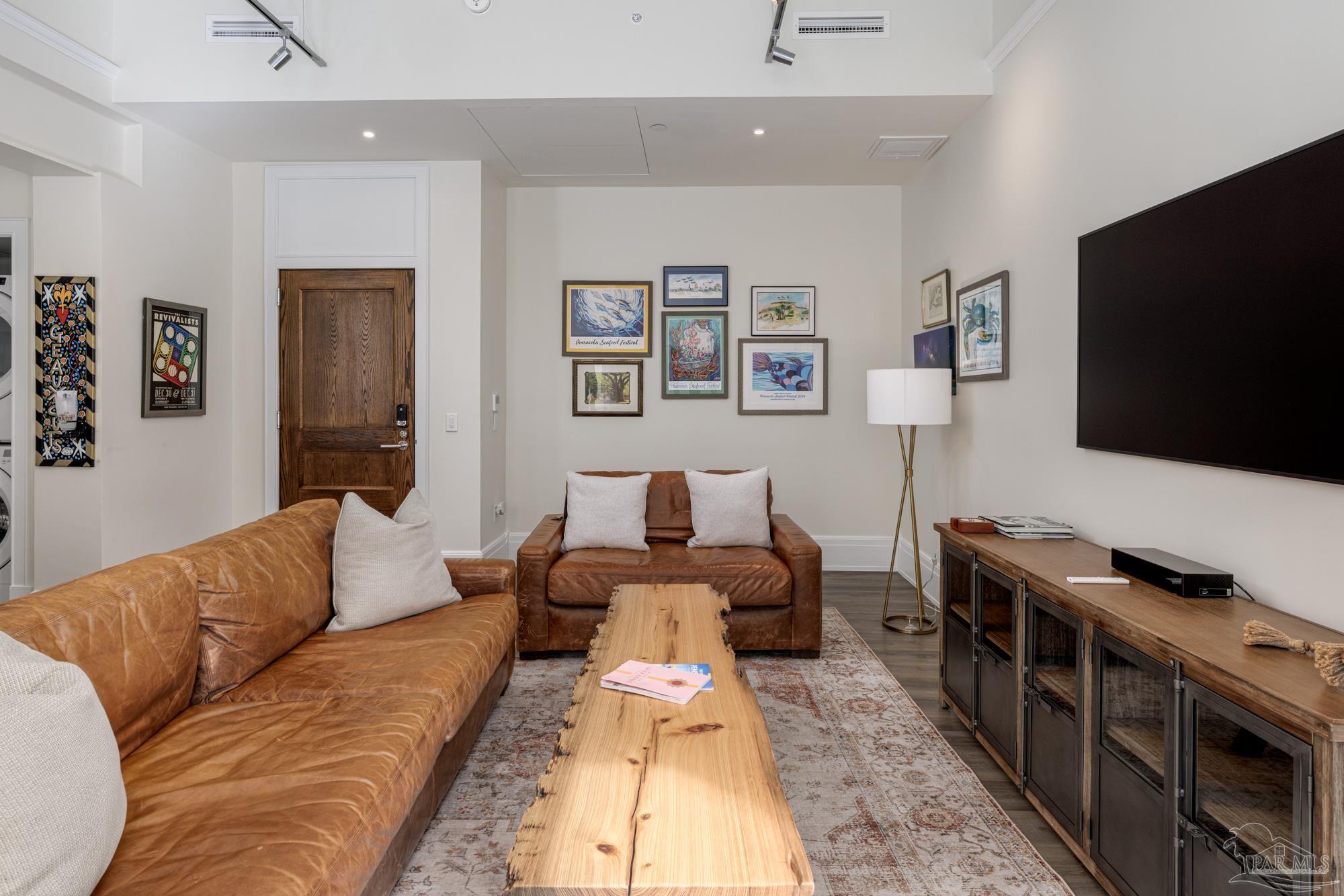 17 S Palafox Pl # 307