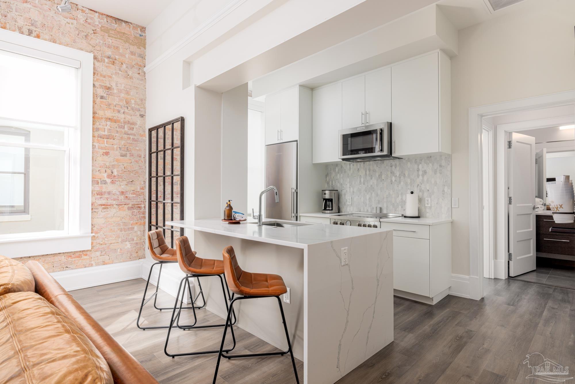 17 S Palafox Pl # 307