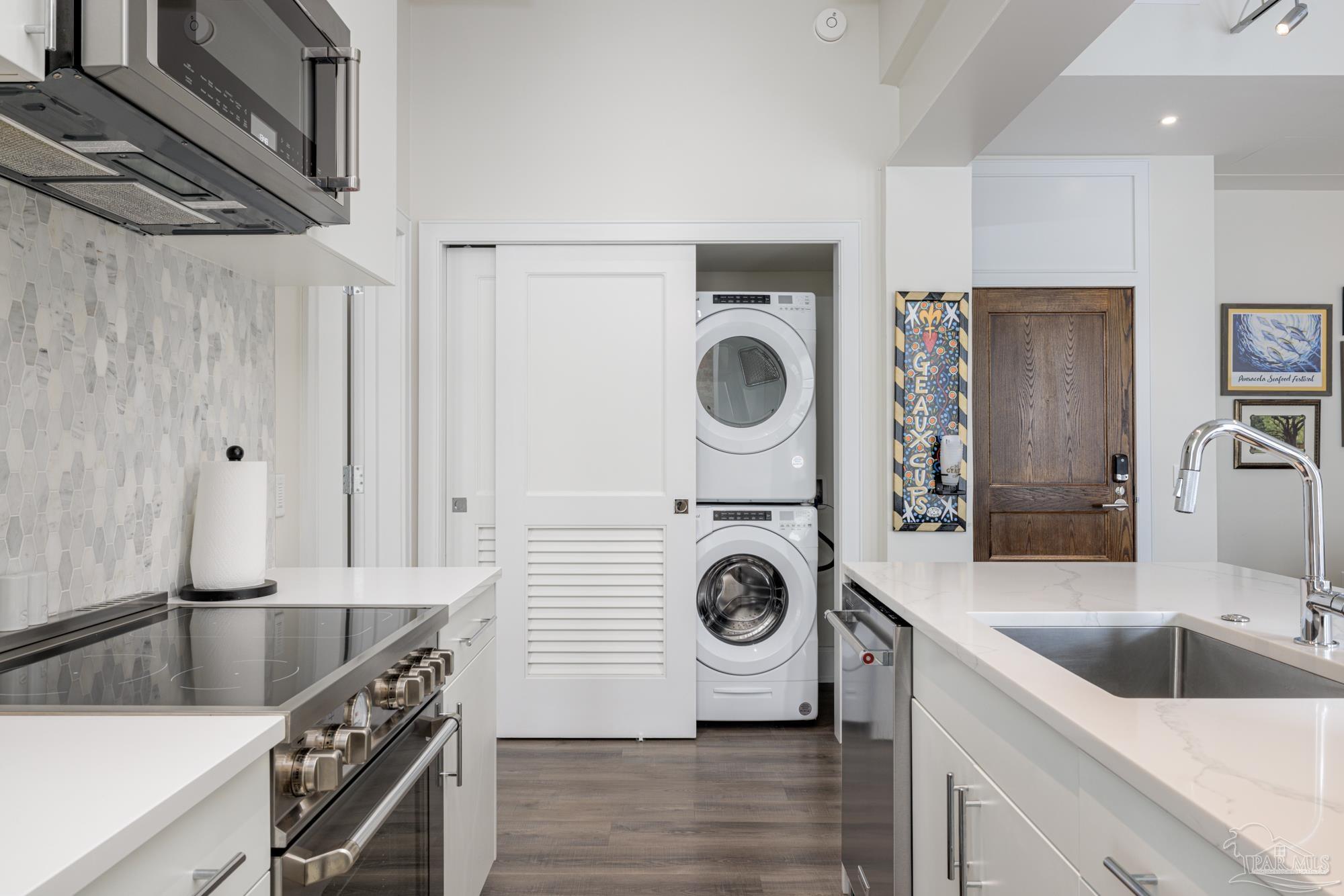 17 S Palafox Pl # 307