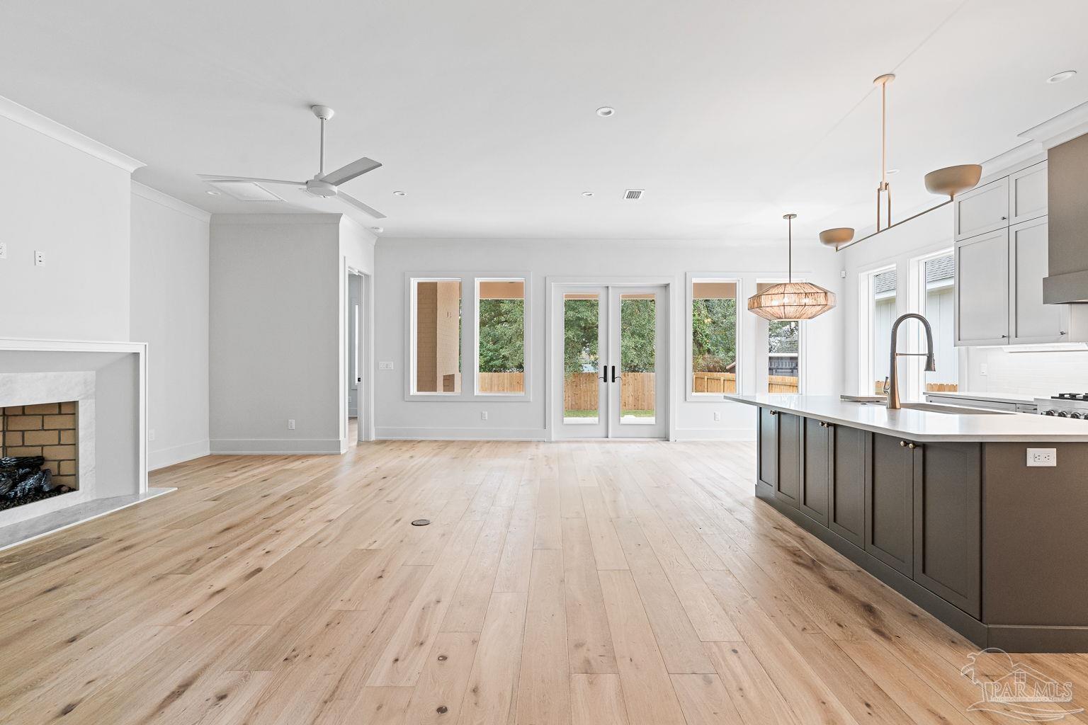1115 E La Rua St