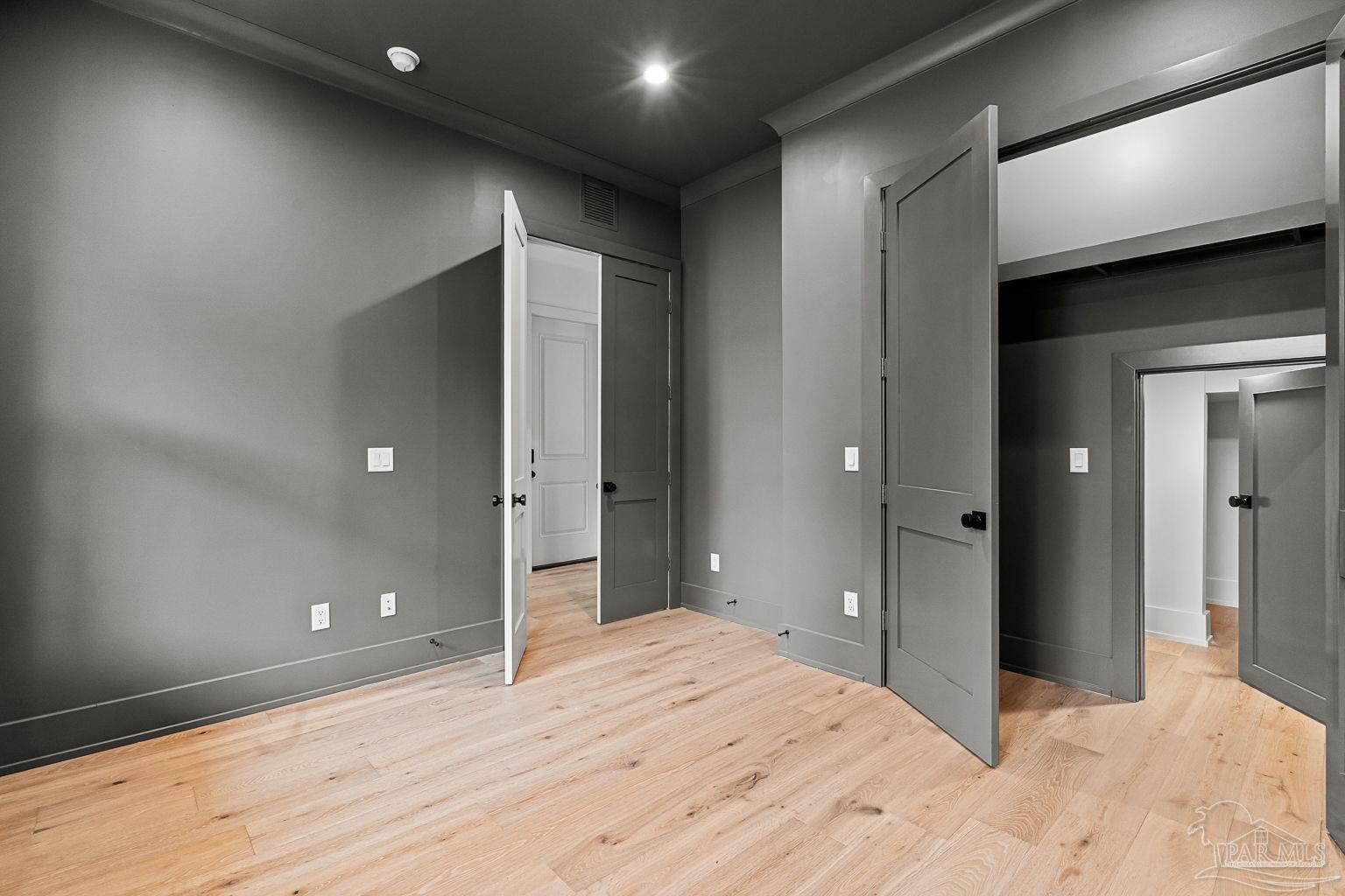 1115 E La Rua St