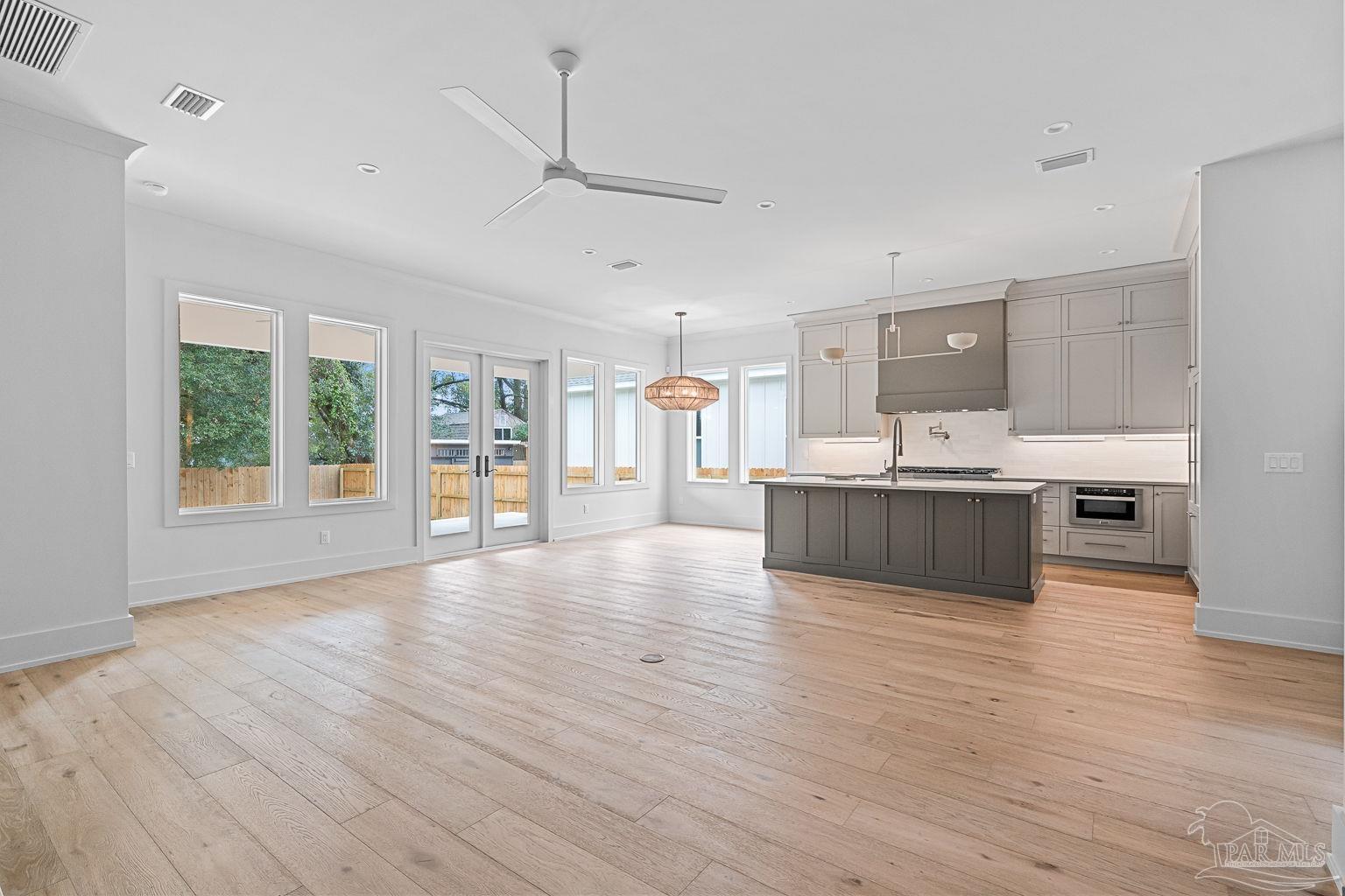 1115 E La Rua St