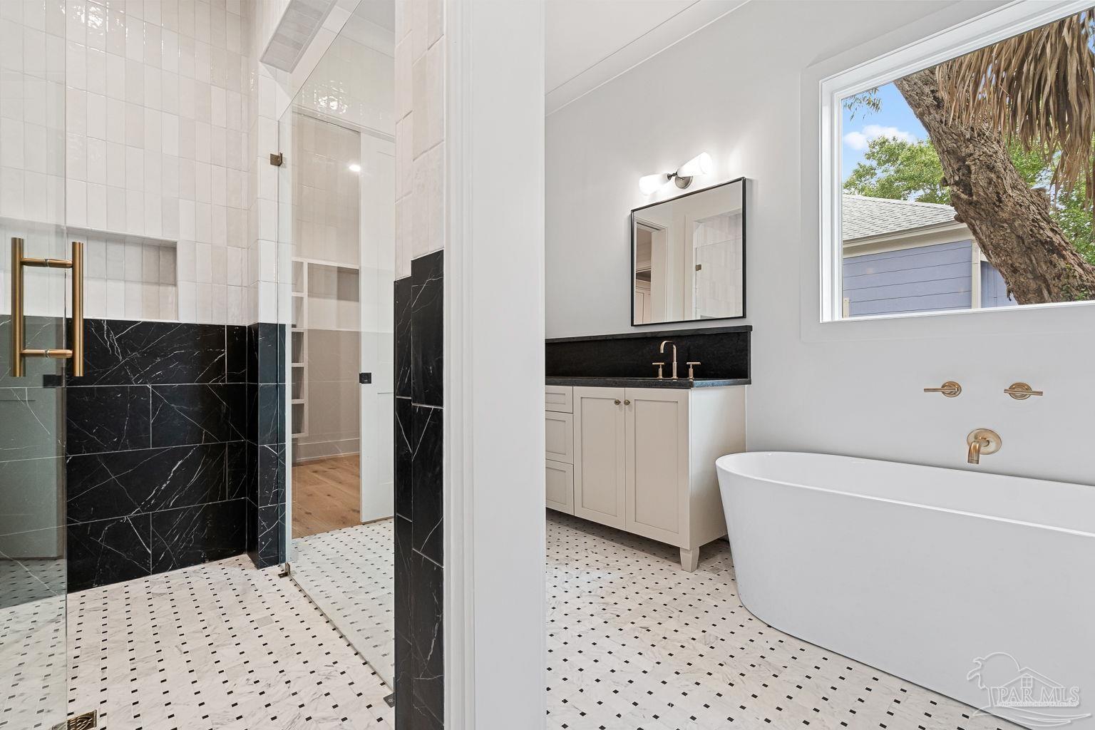 1115 E La Rua St