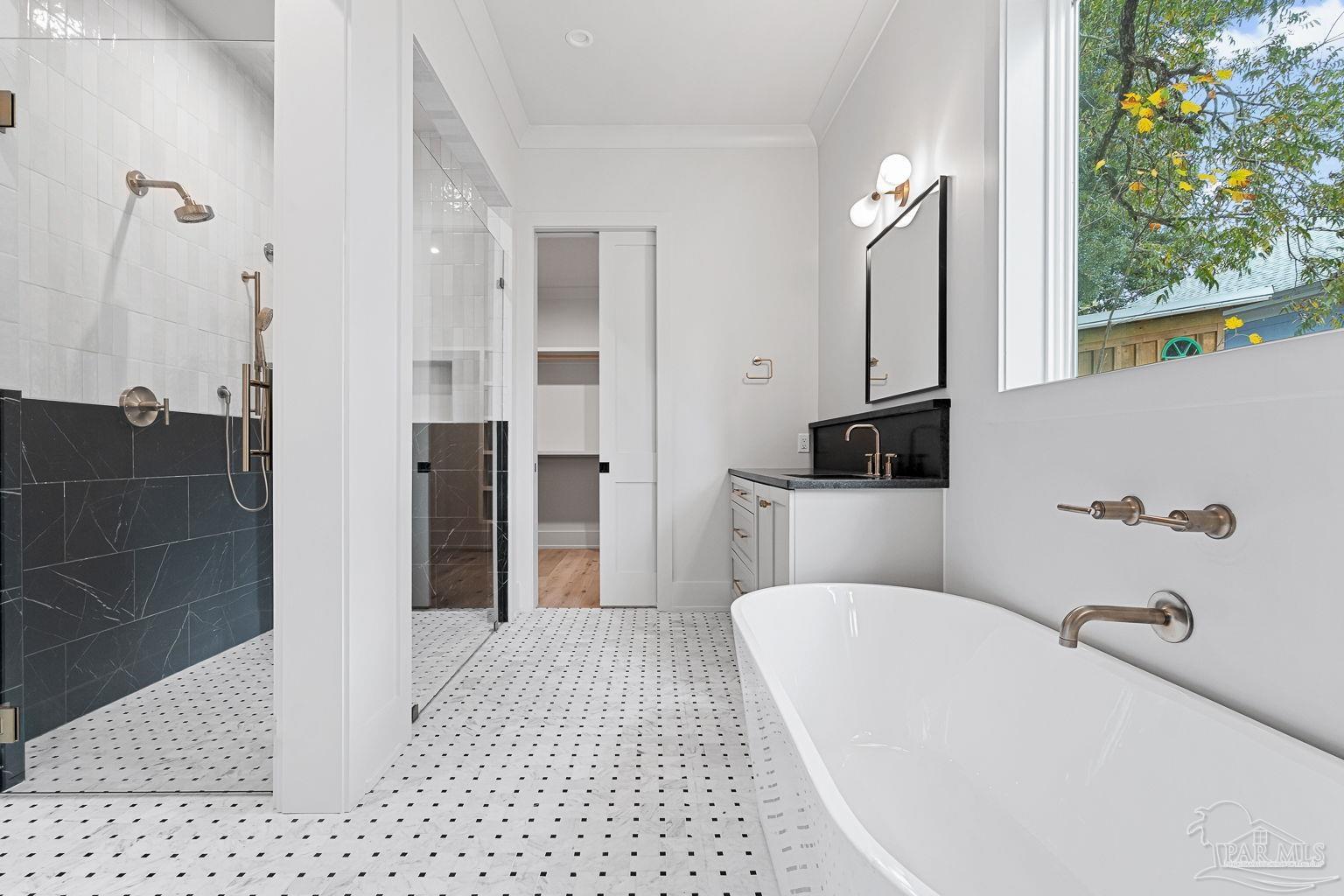 1115 E La Rua St