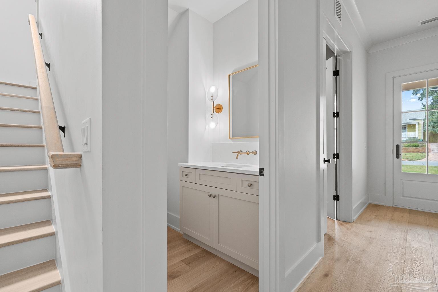 1115 E La Rua St
