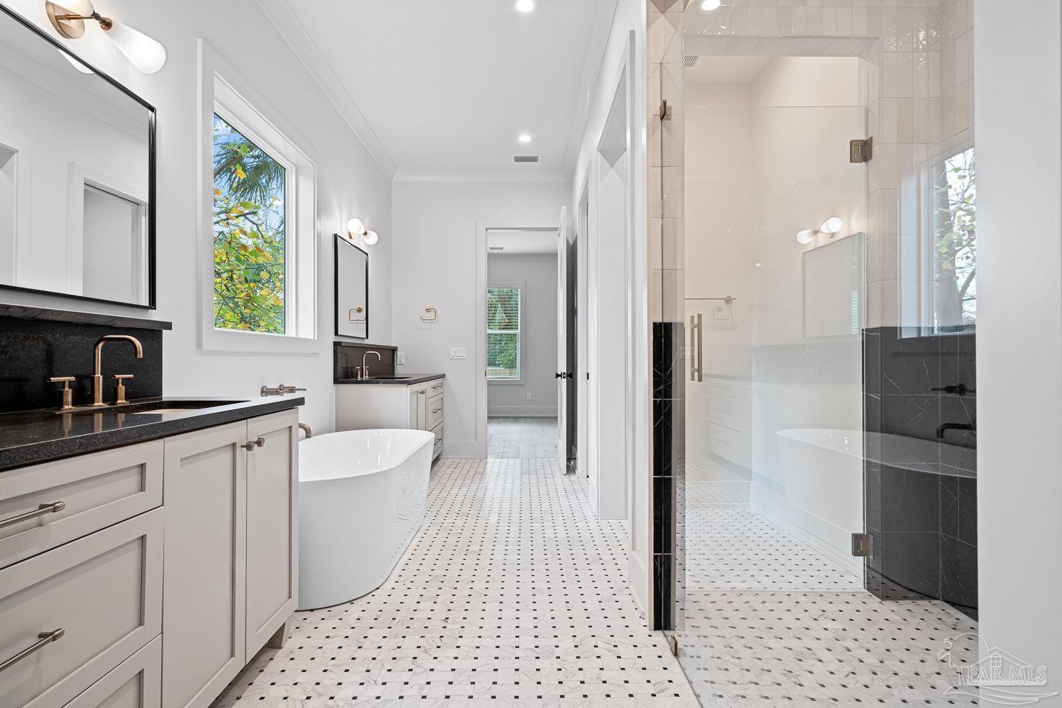1115 E La Rua St