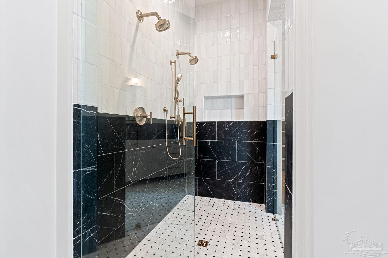 1115 E La Rua St