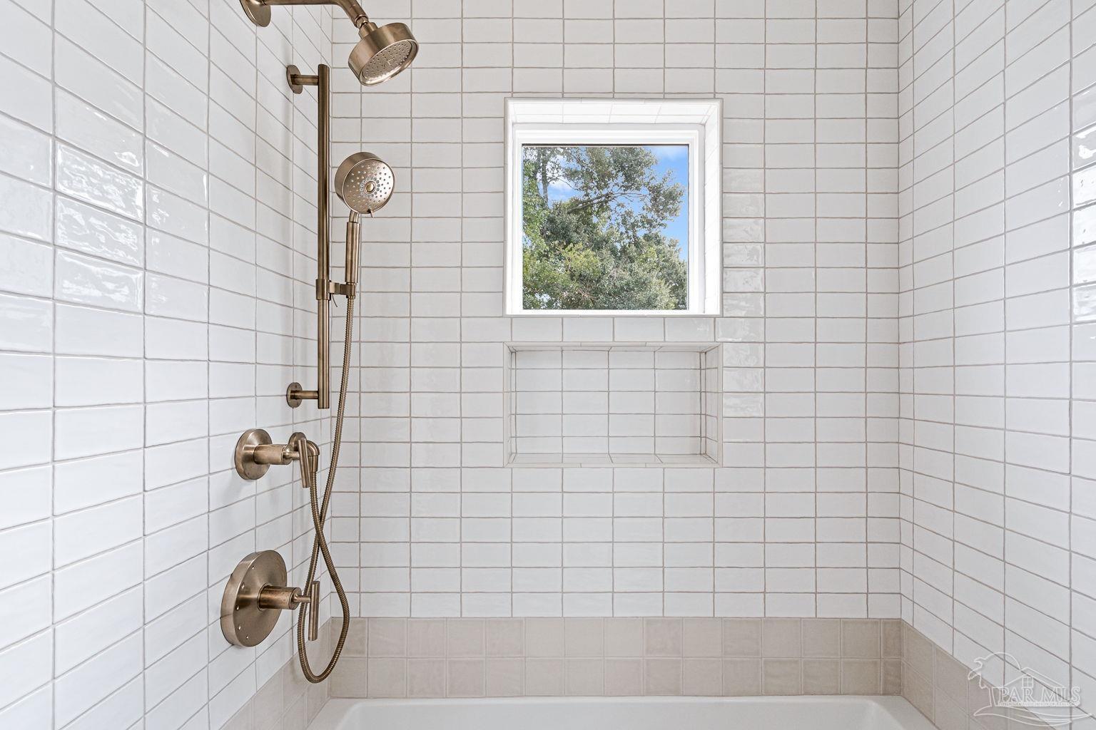 1115 E La Rua St