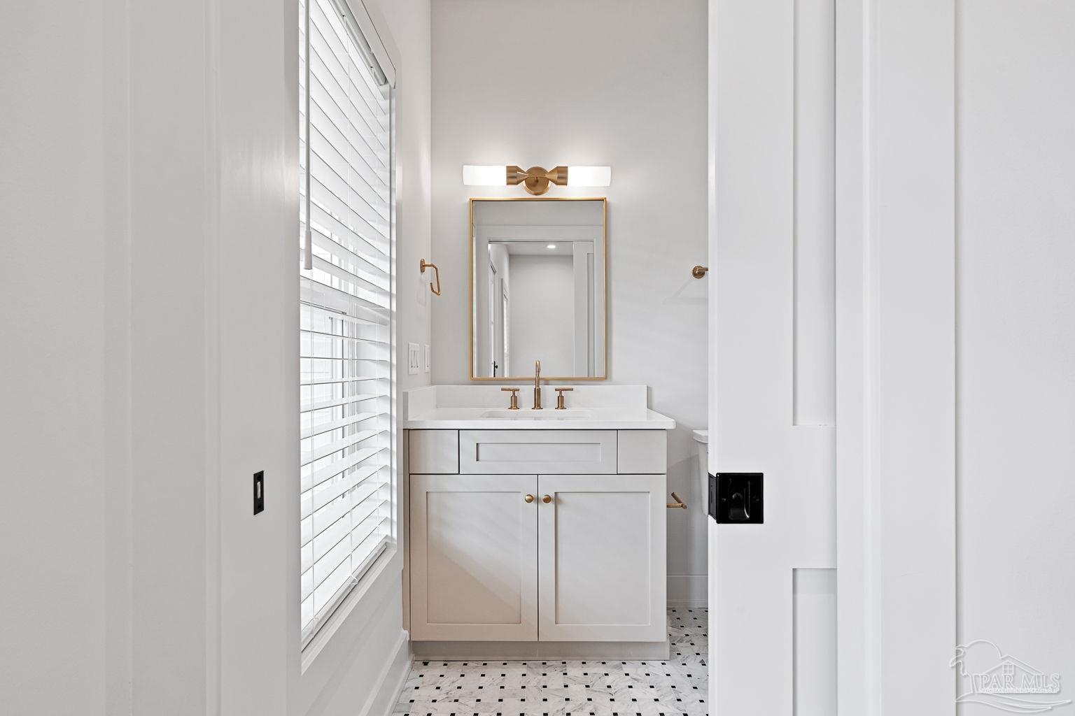 1115 E La Rua St