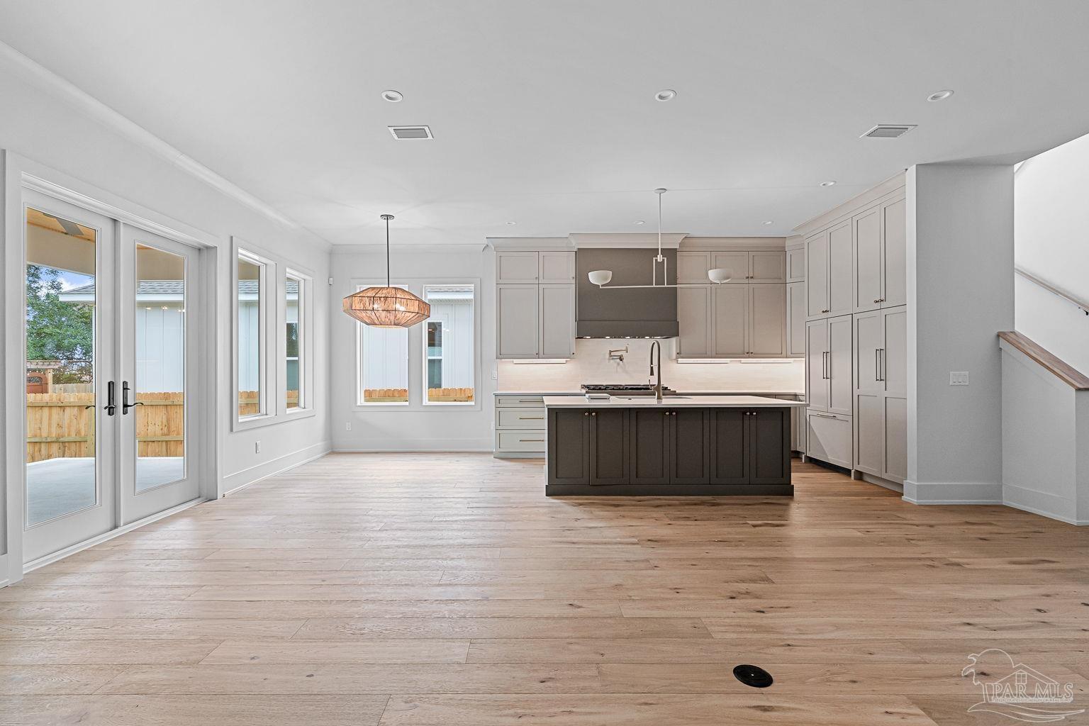 1115 E La Rua St