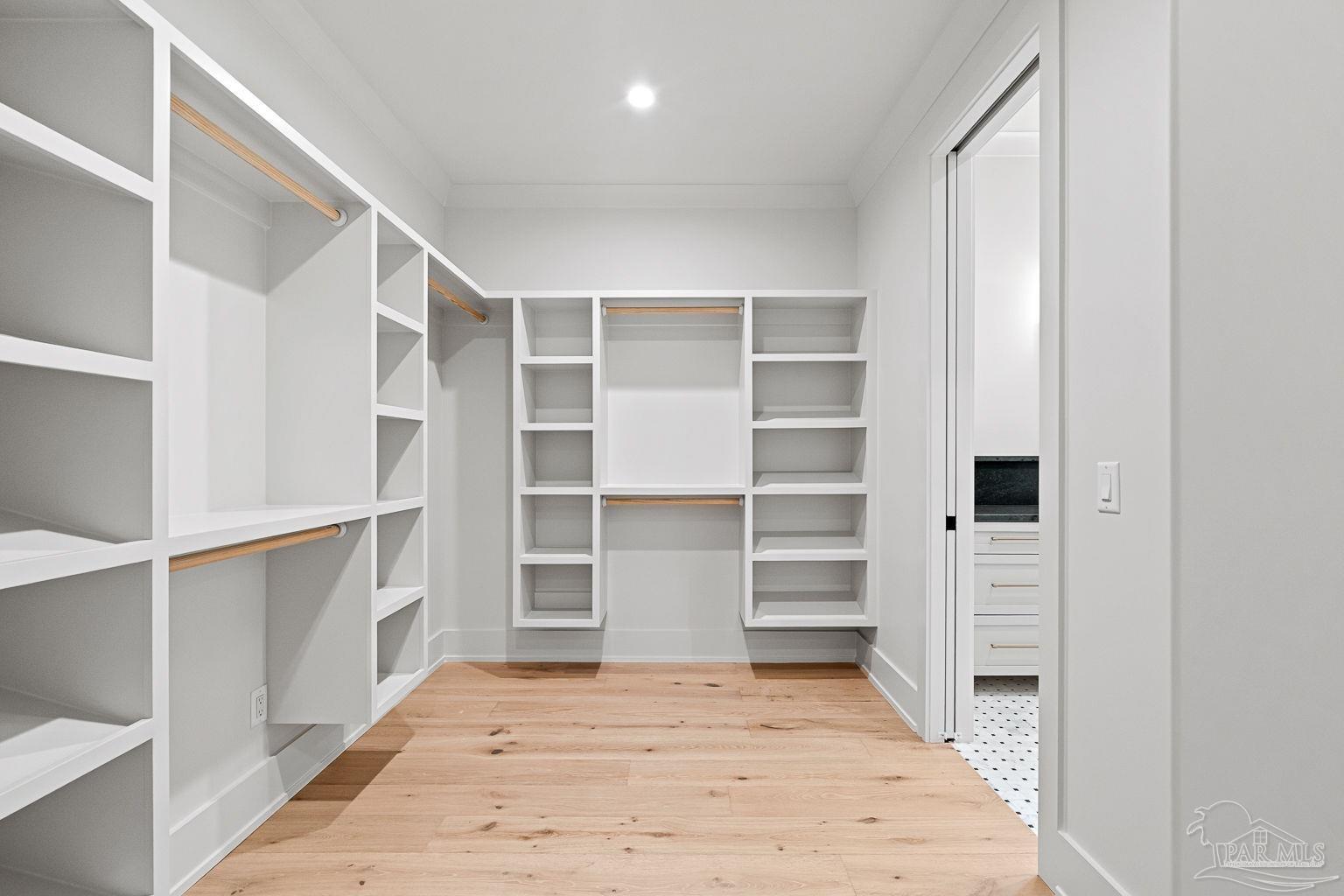 1115 E La Rua St