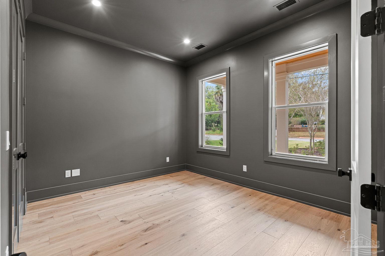 1115 E La Rua St
