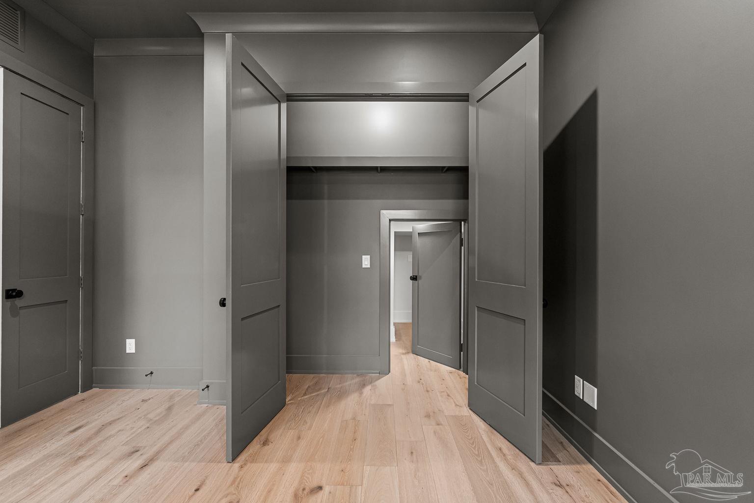 1115 E La Rua St