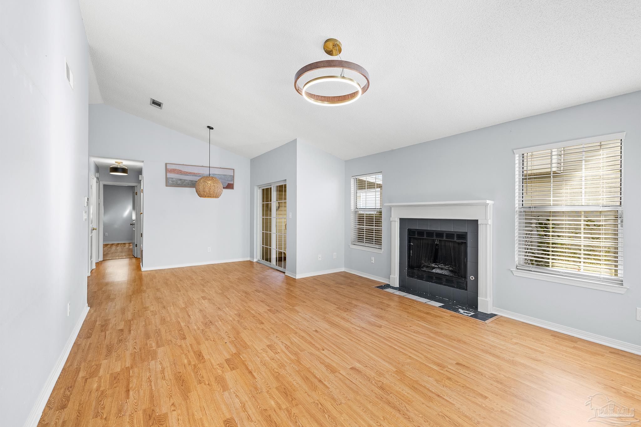 3502 Silvertree Ln