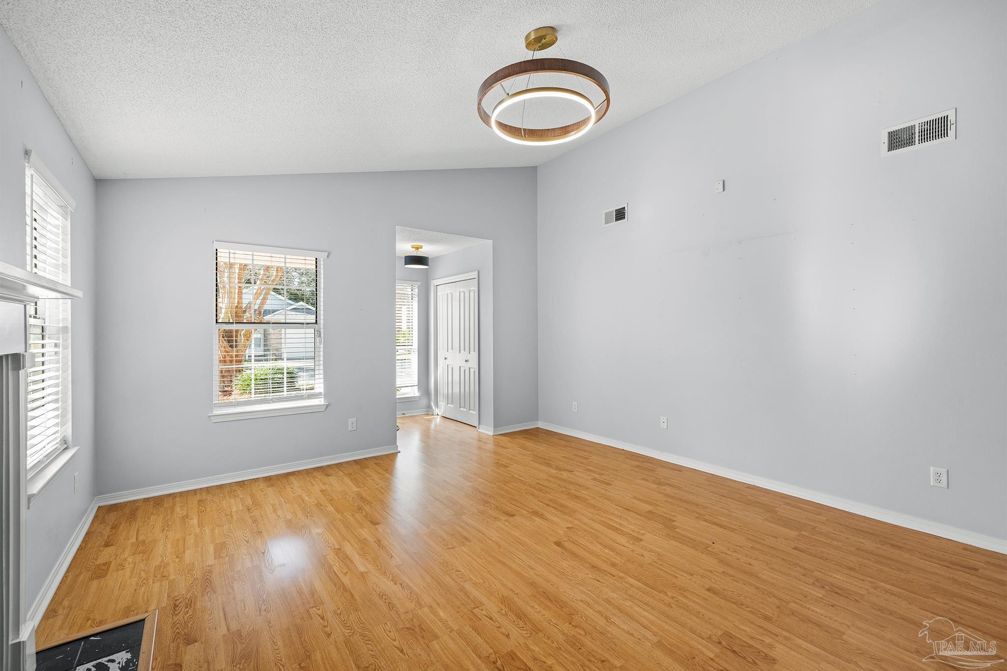 3502 Silvertree Ln