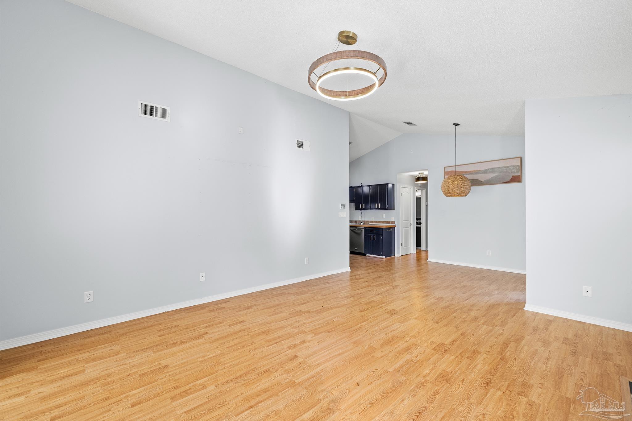 3502 Silvertree Ln