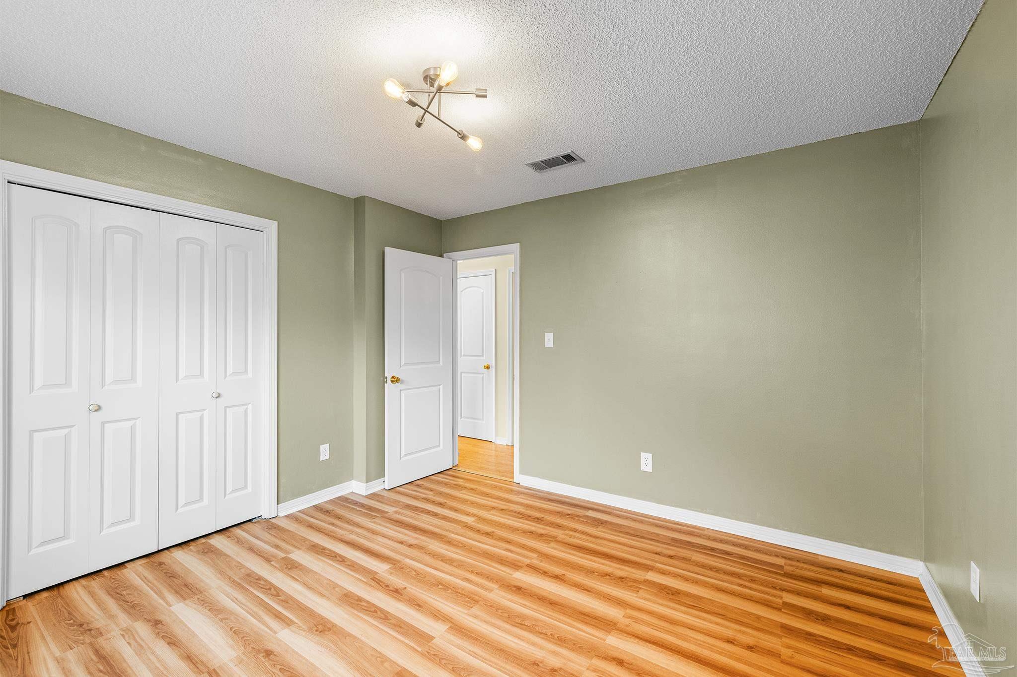 3502 Silvertree Ln