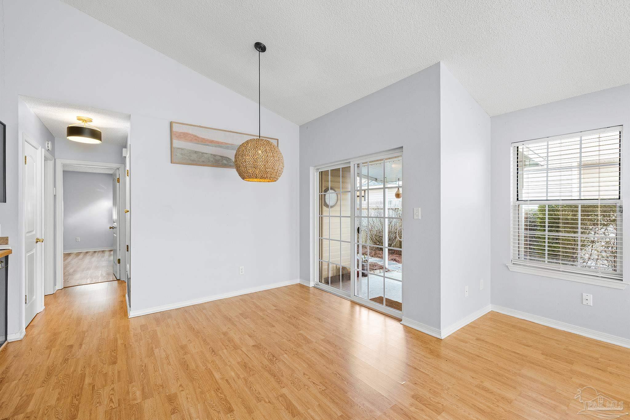 3502 Silvertree Ln
