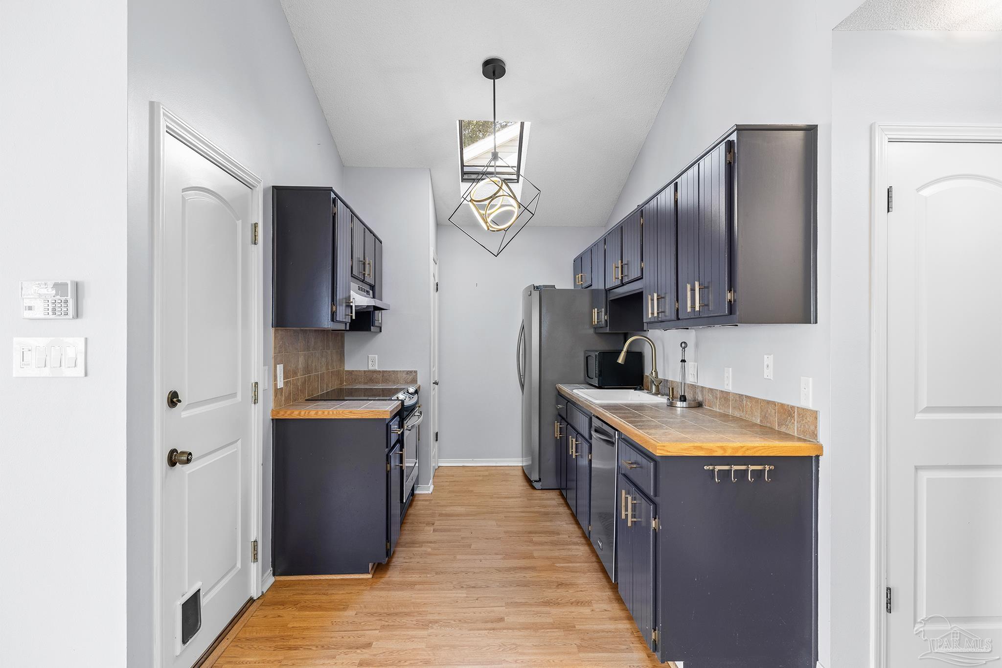 3502 Silvertree Ln