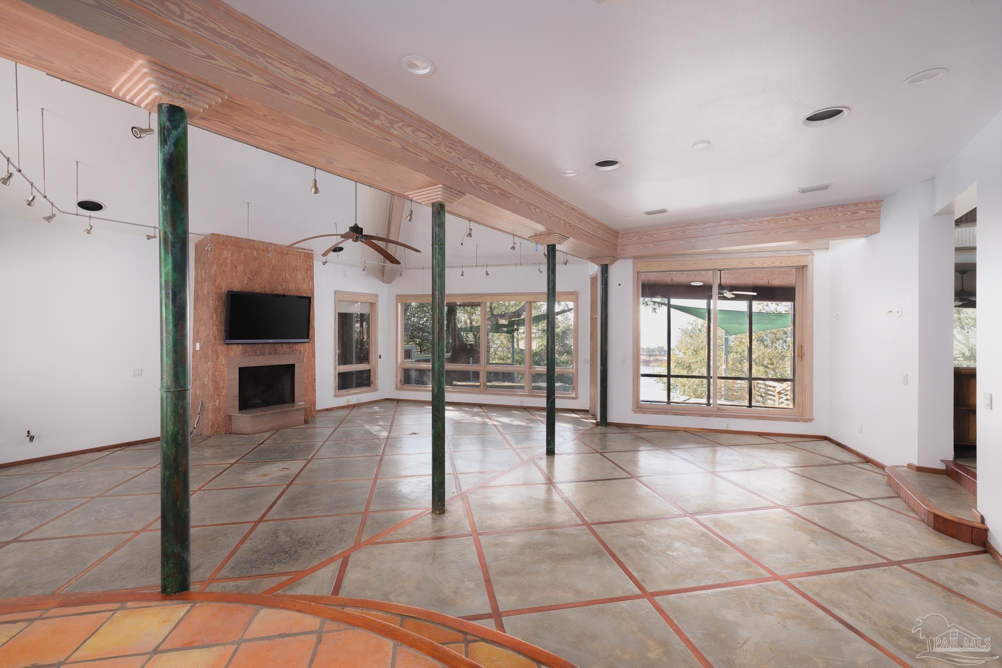 92 Highpoint Dr