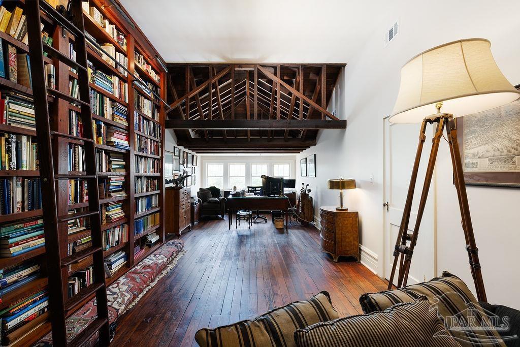 116 W De Soto St