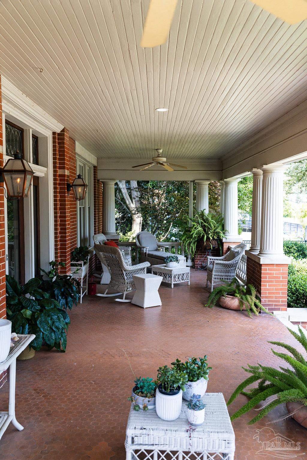 116 W De Soto St