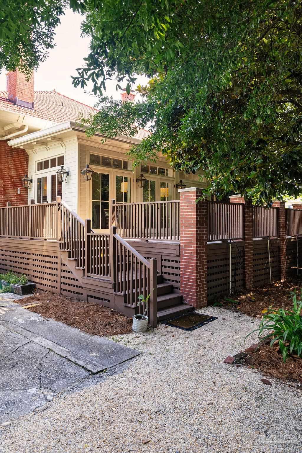 116 W De Soto St