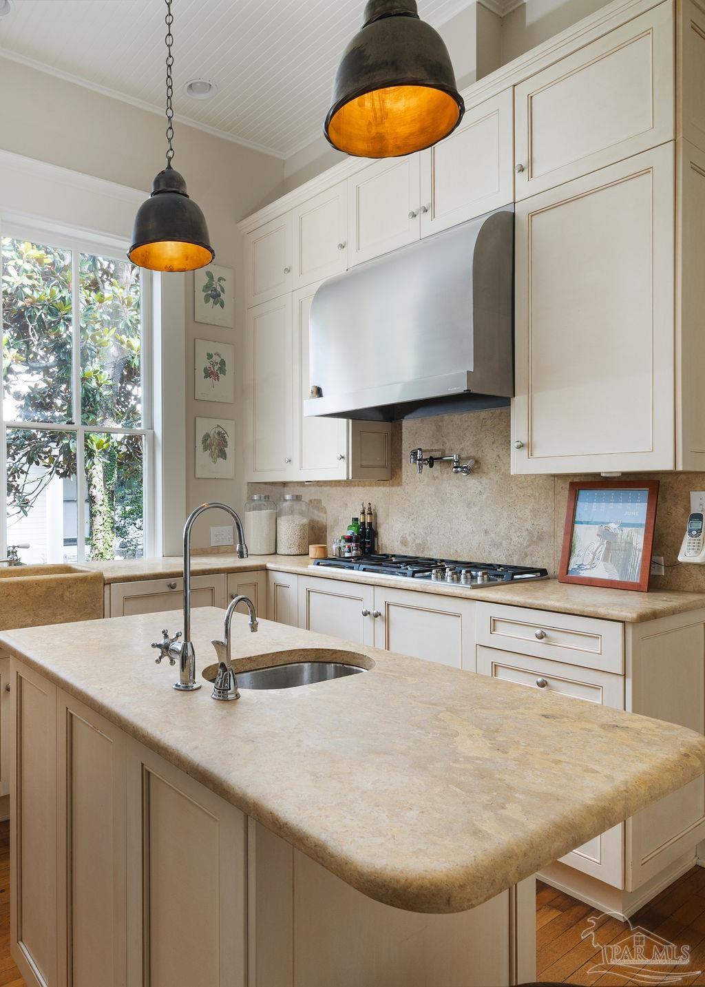 116 W De Soto St