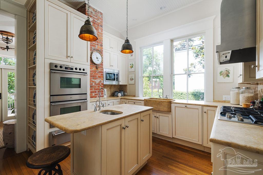 116 W De Soto St