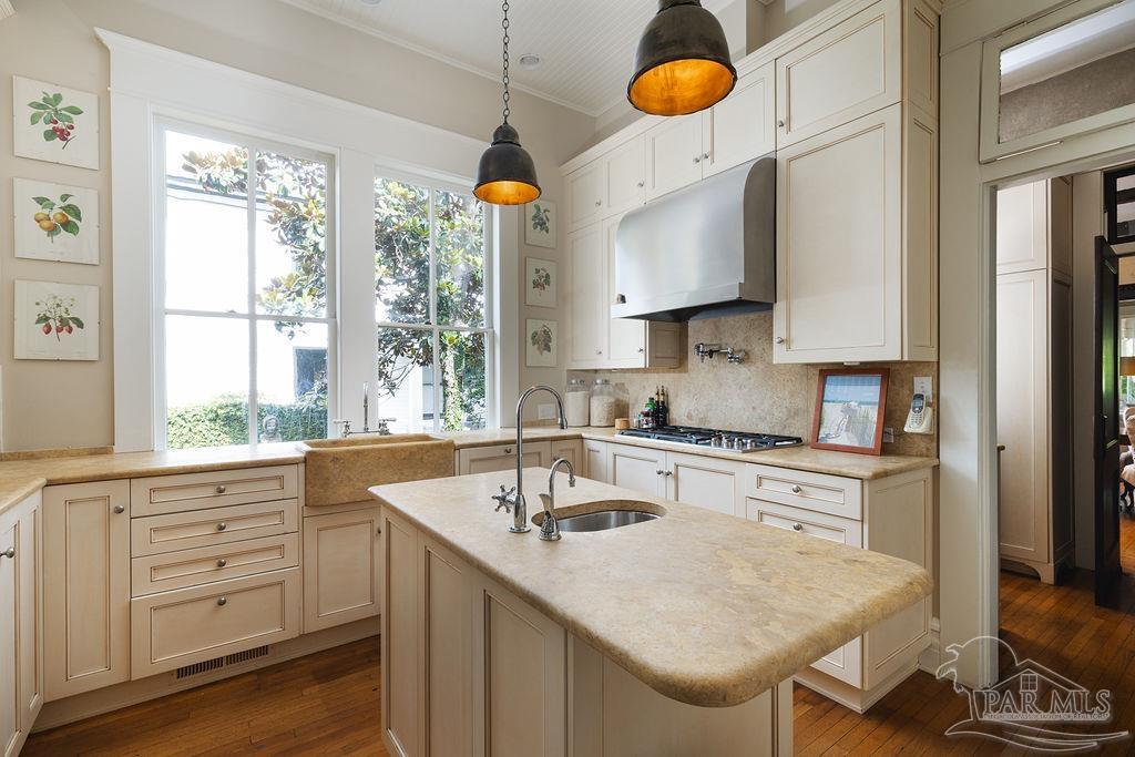 116 W De Soto St