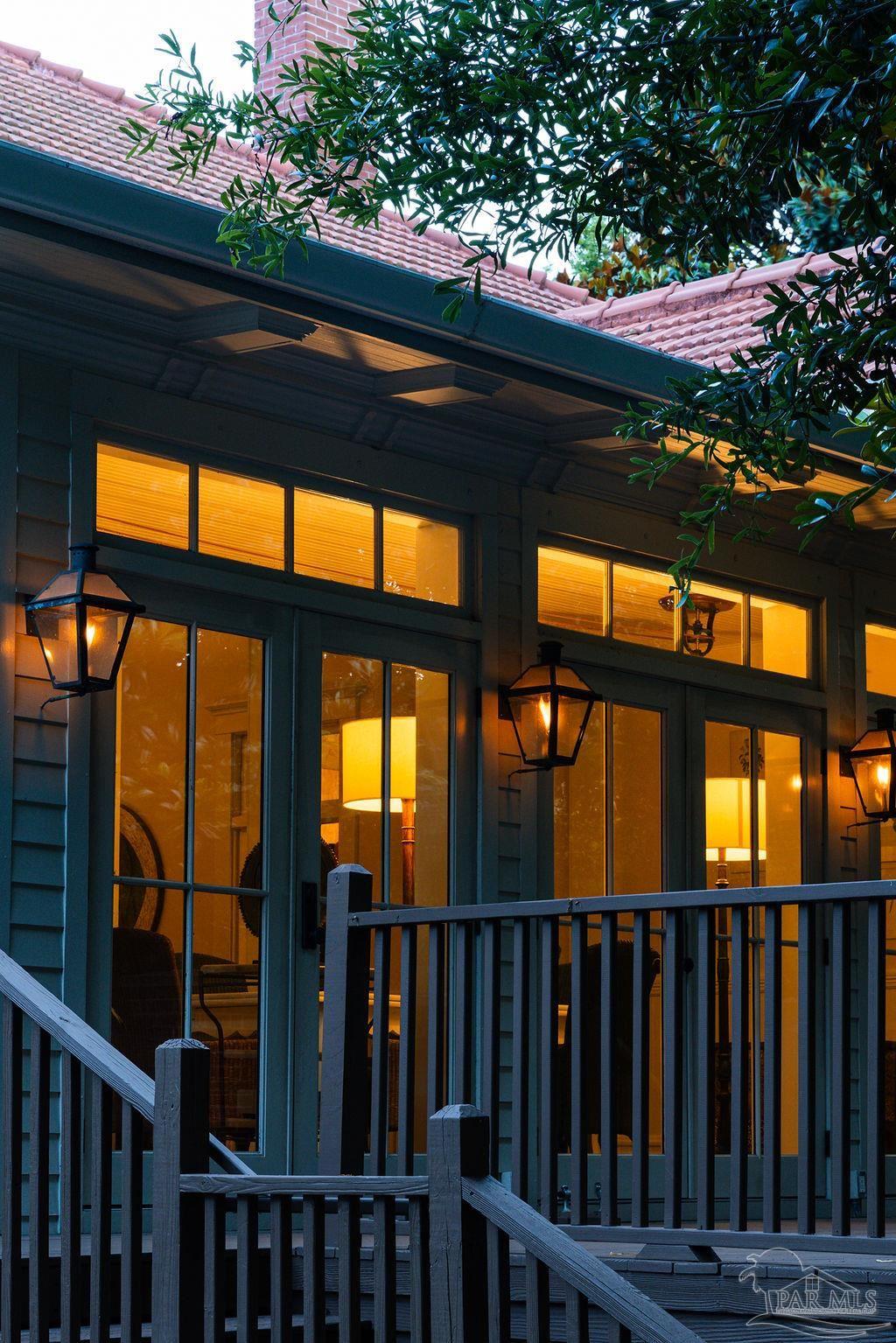 116 W De Soto St