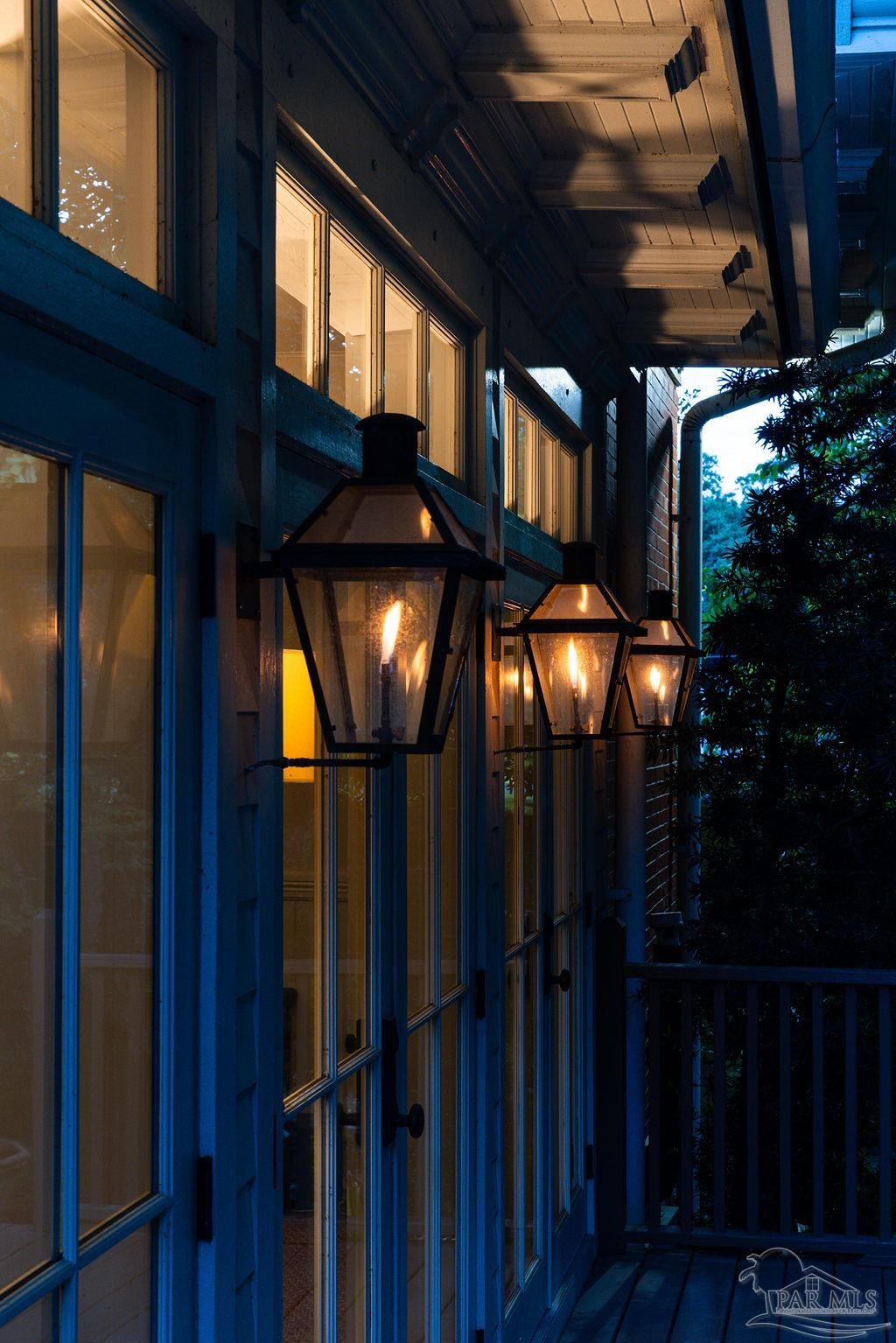 116 W De Soto St