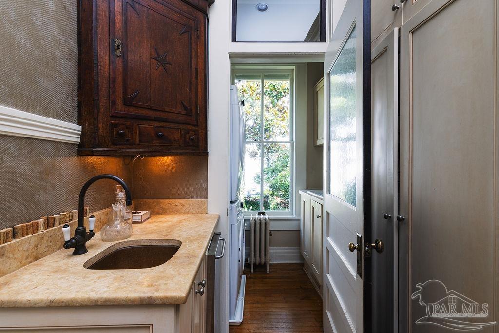 116 W De Soto St