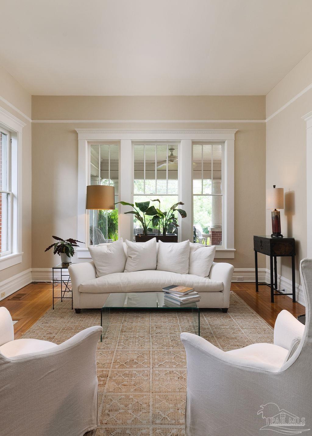 116 W De Soto St