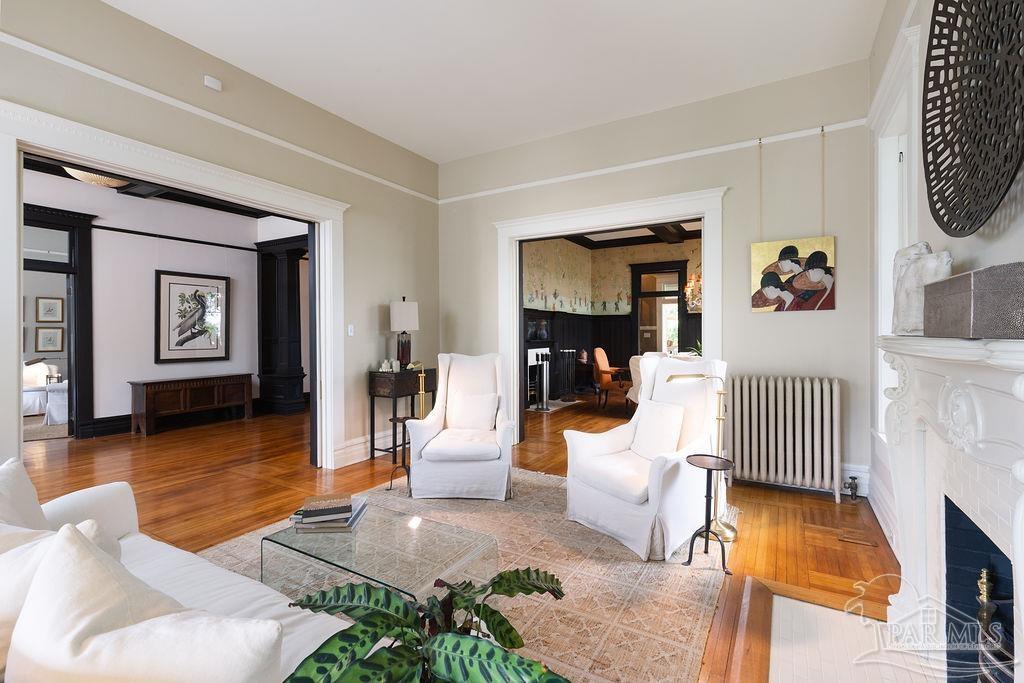 116 W De Soto St