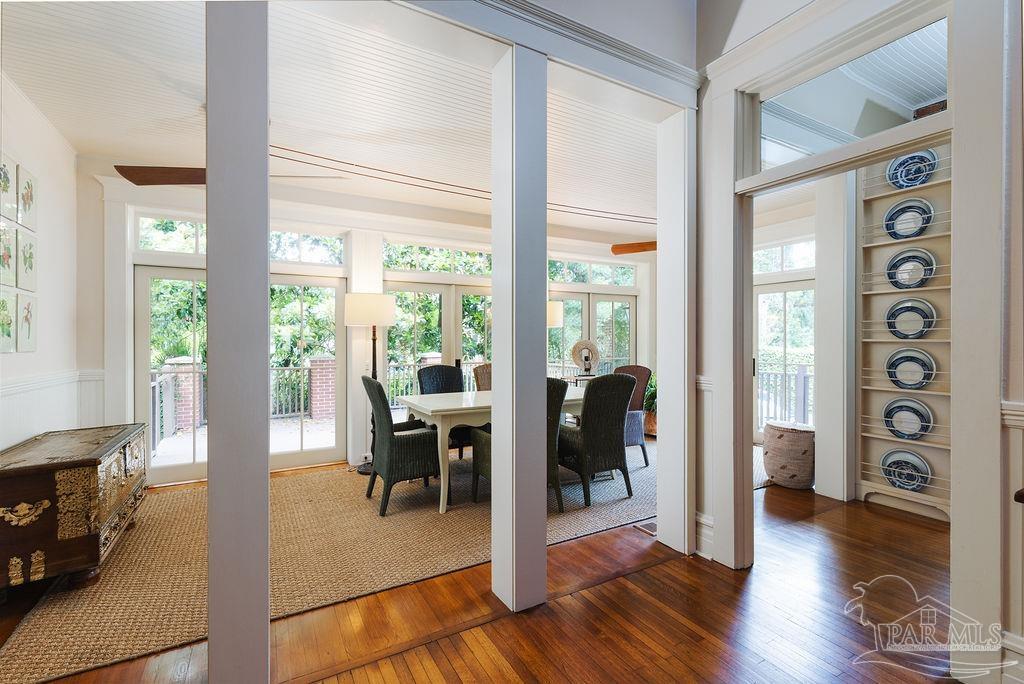 116 W De Soto St