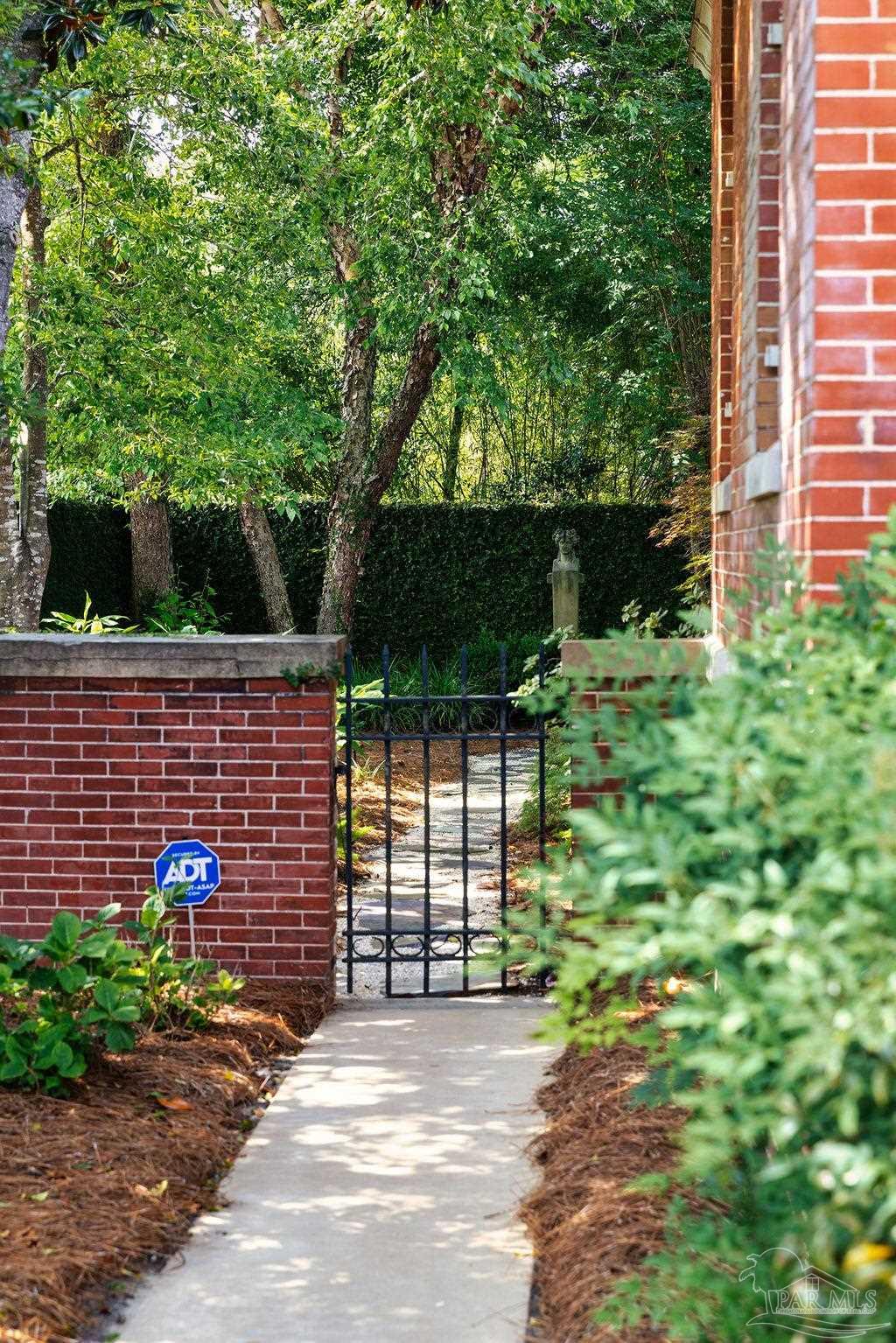 116 W De Soto St