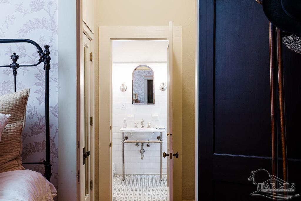 116 W De Soto St