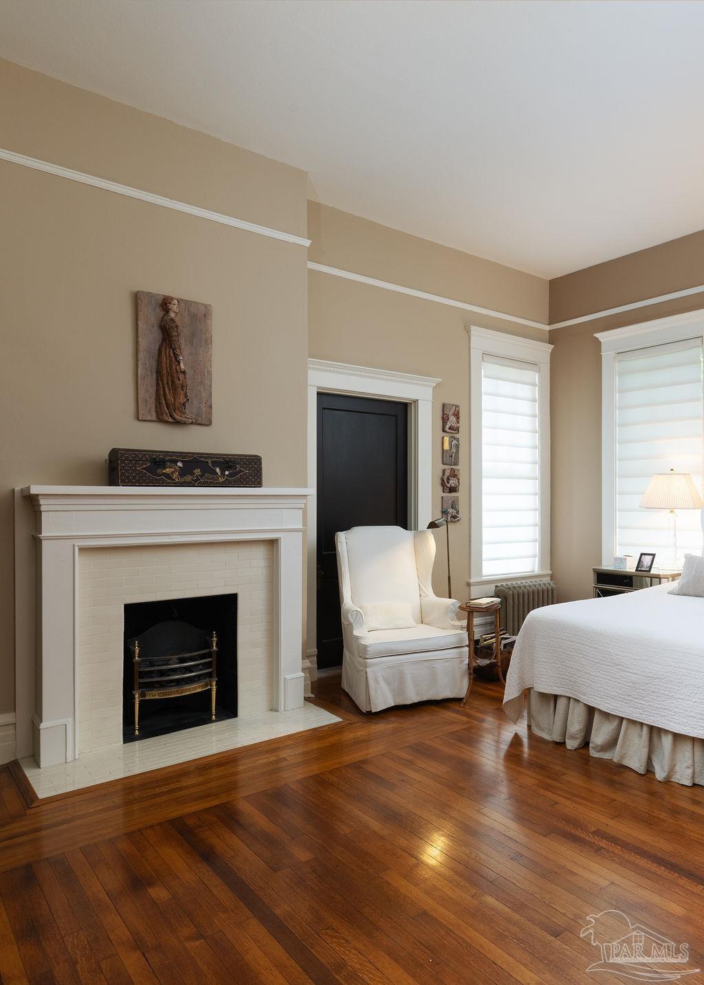 116 W De Soto St