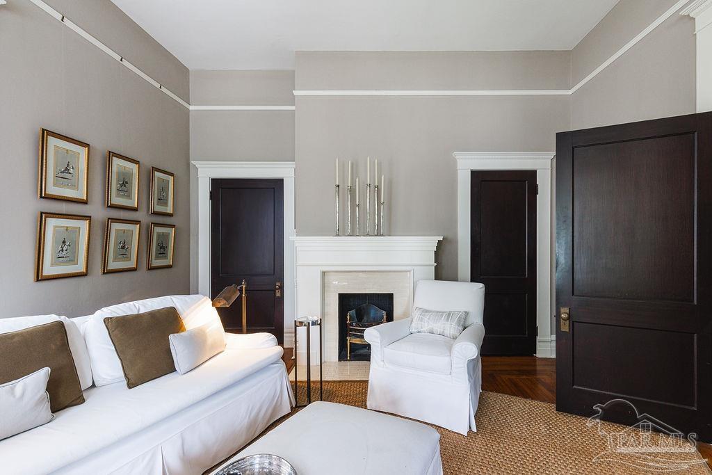 116 W De Soto St