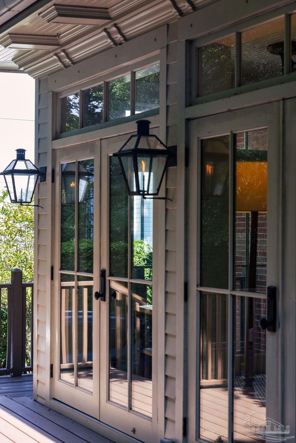 116 W De Soto St