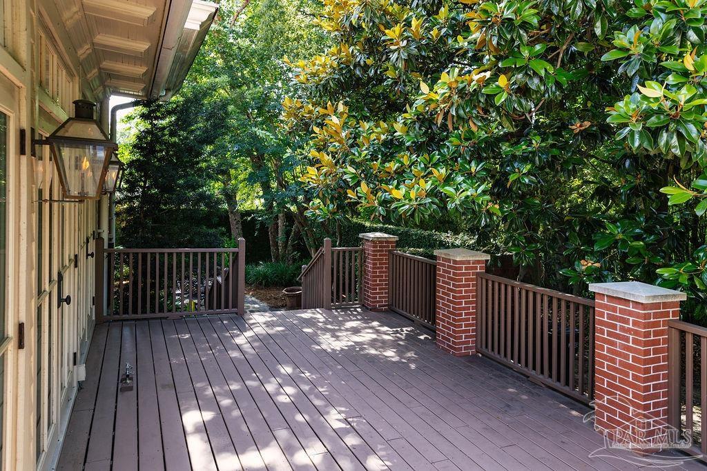 116 W De Soto St