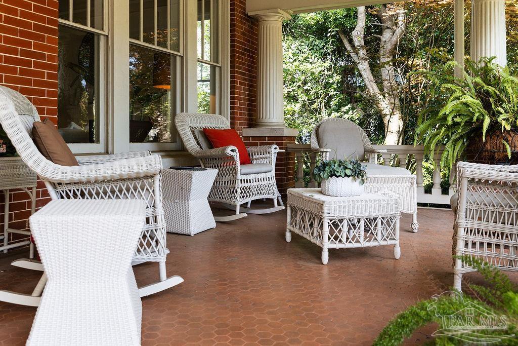 116 W De Soto St