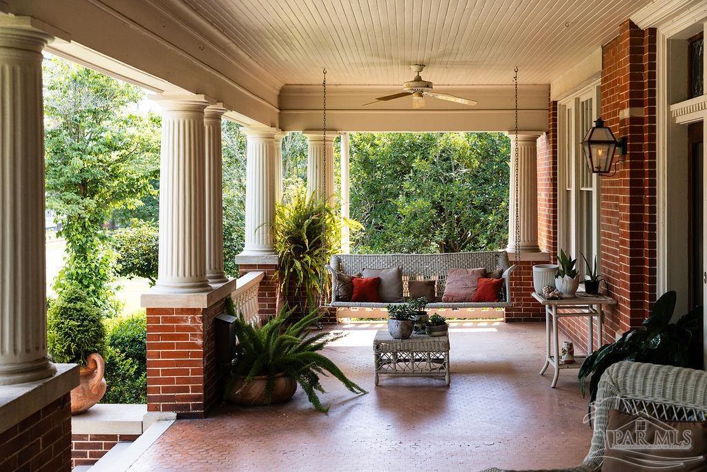 116 W De Soto St