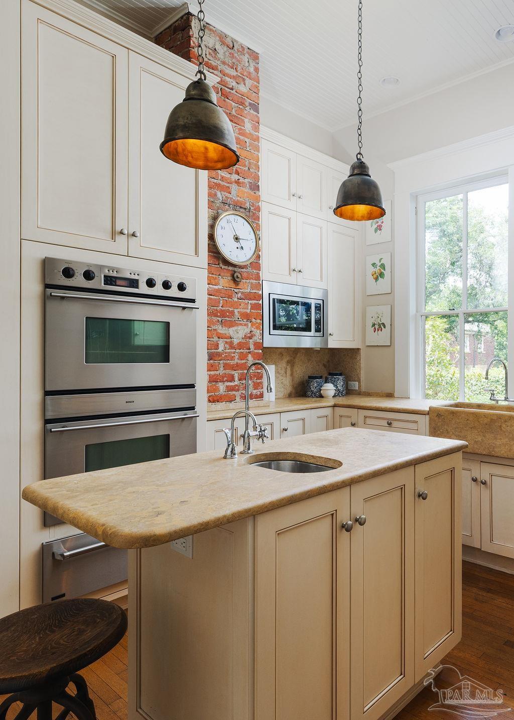 116 W De Soto St