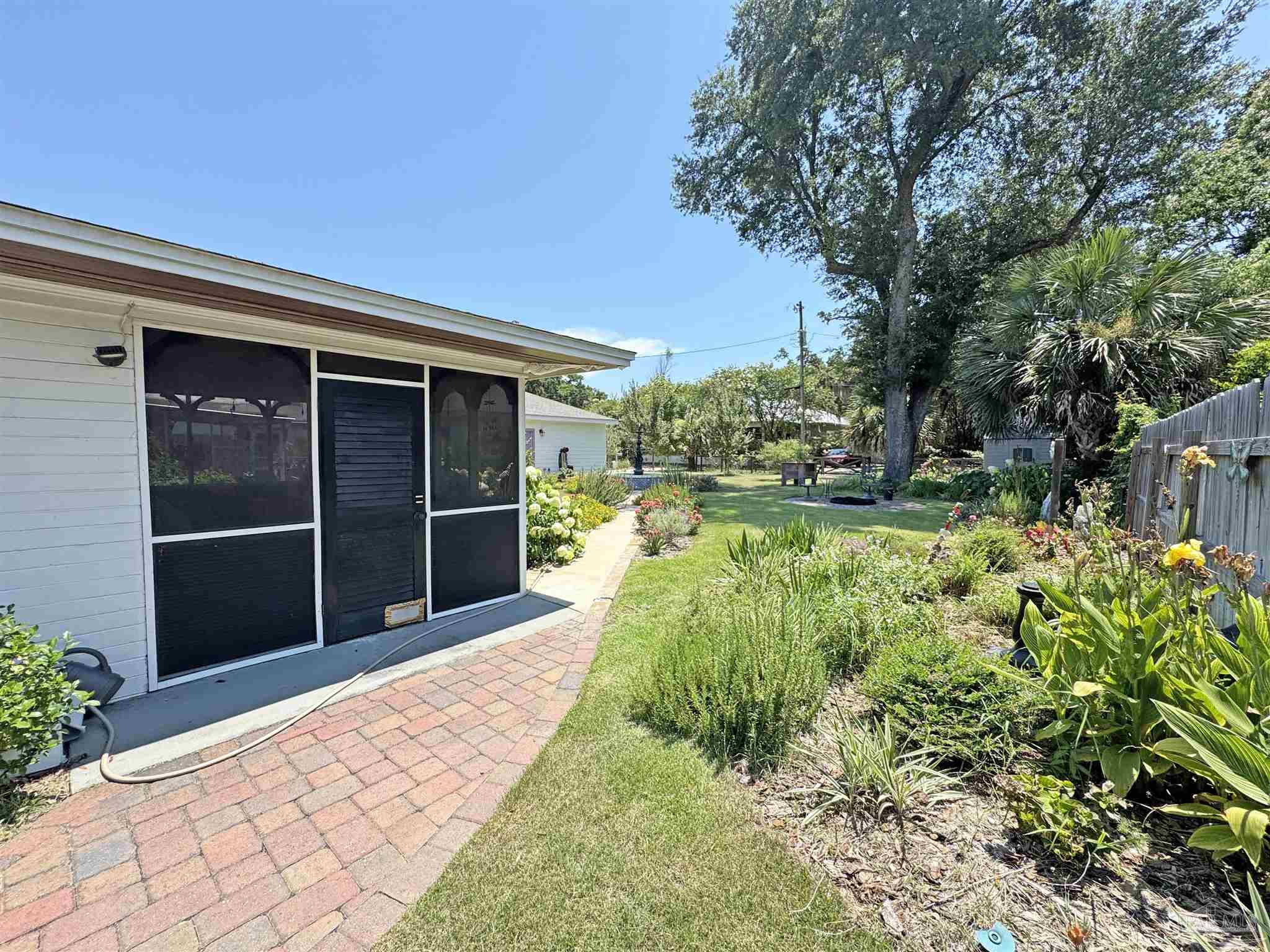 17 Lakeside Dr